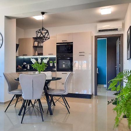 Enjoy Pula - New Apt With Terrace And Free Parking Garage Zewnętrze zdjęcie