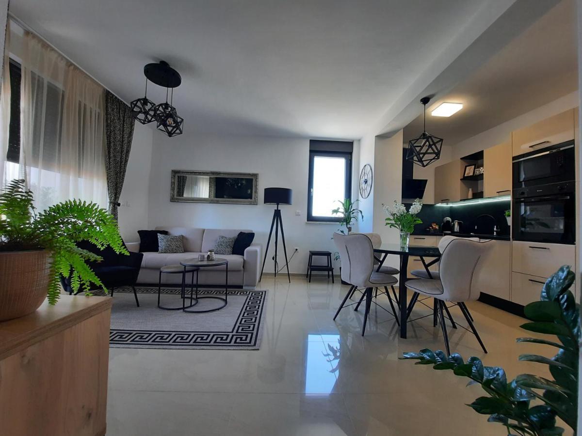 Enjoy Pula - New Apt With Terrace And Free Parking Garage Zewnętrze zdjęcie