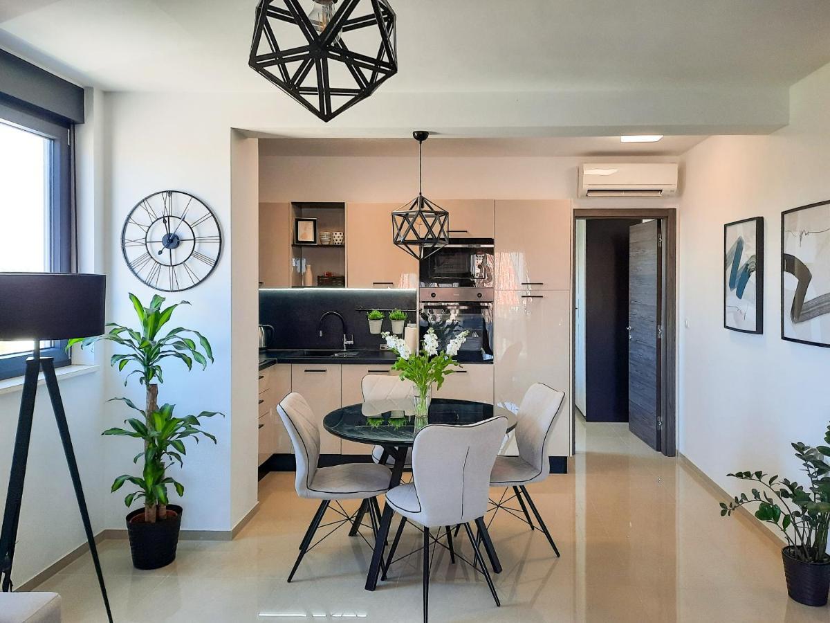 Enjoy Pula - New Apt With Terrace And Free Parking Garage Zewnętrze zdjęcie