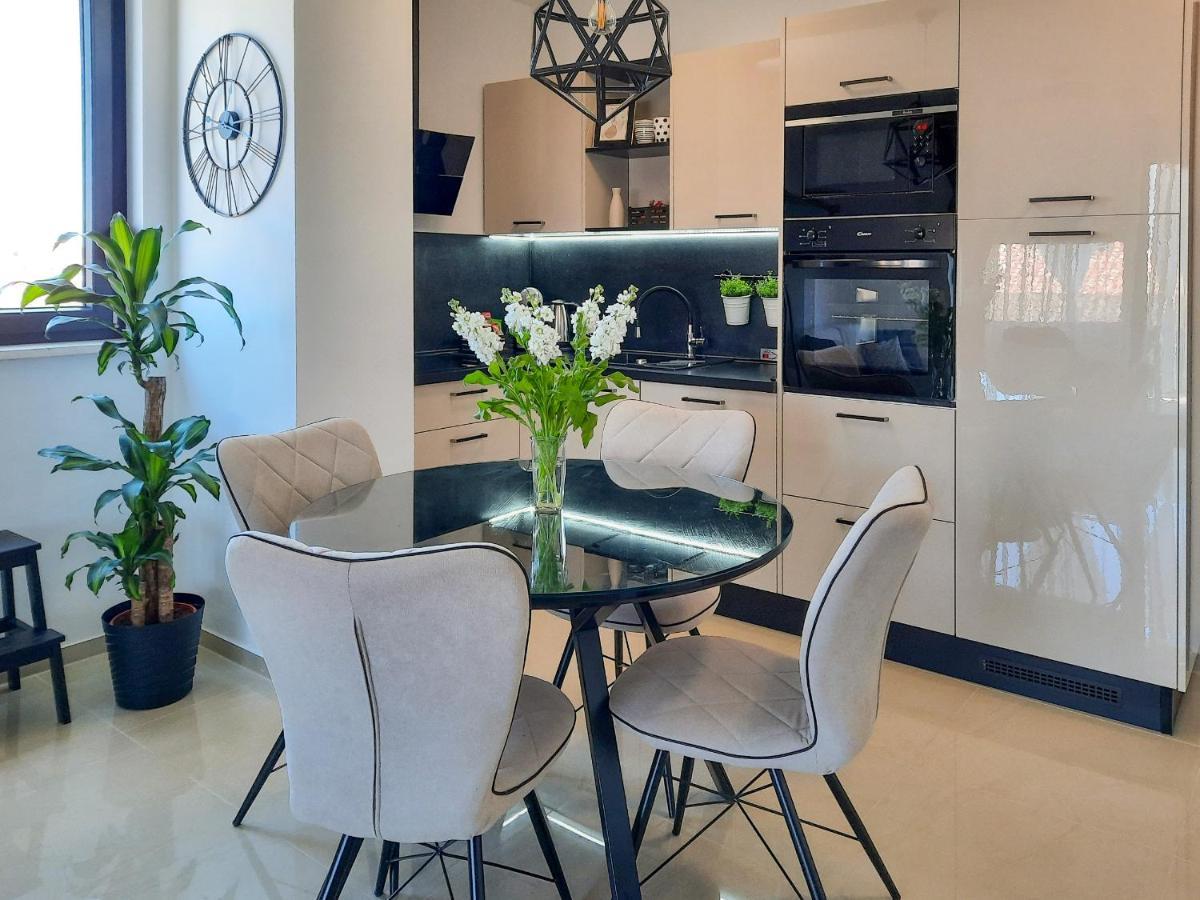 Enjoy Pula - New Apt With Terrace And Free Parking Garage Zewnętrze zdjęcie